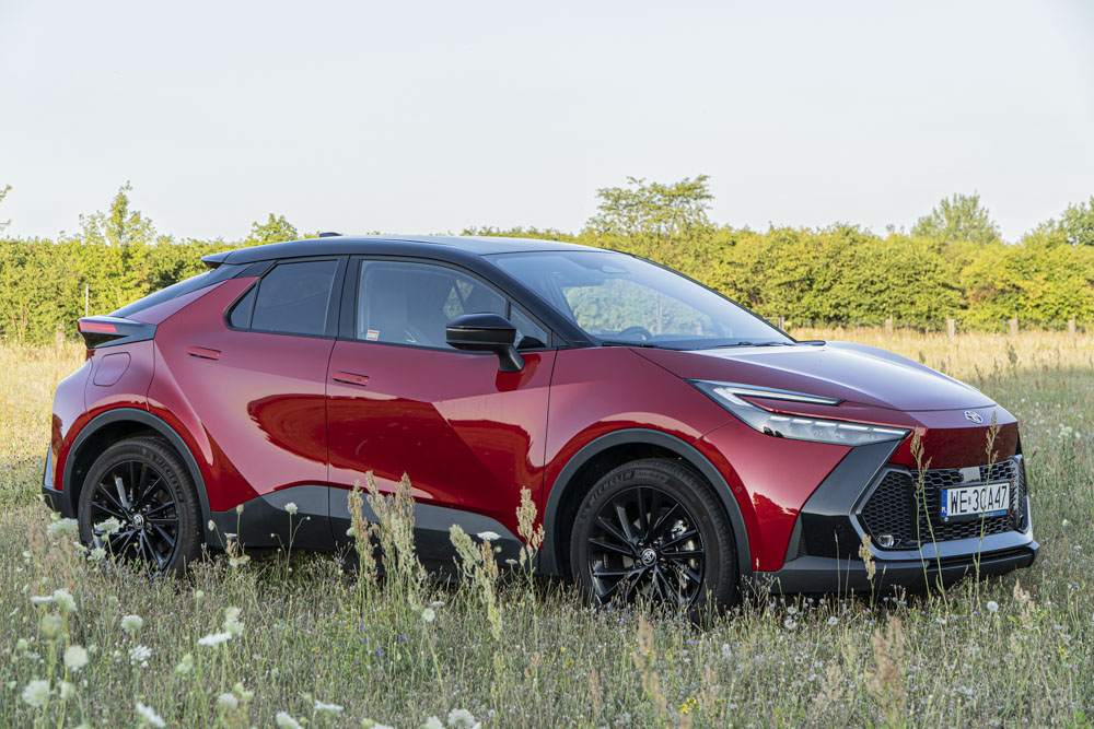 czerwona Toyota C-HR