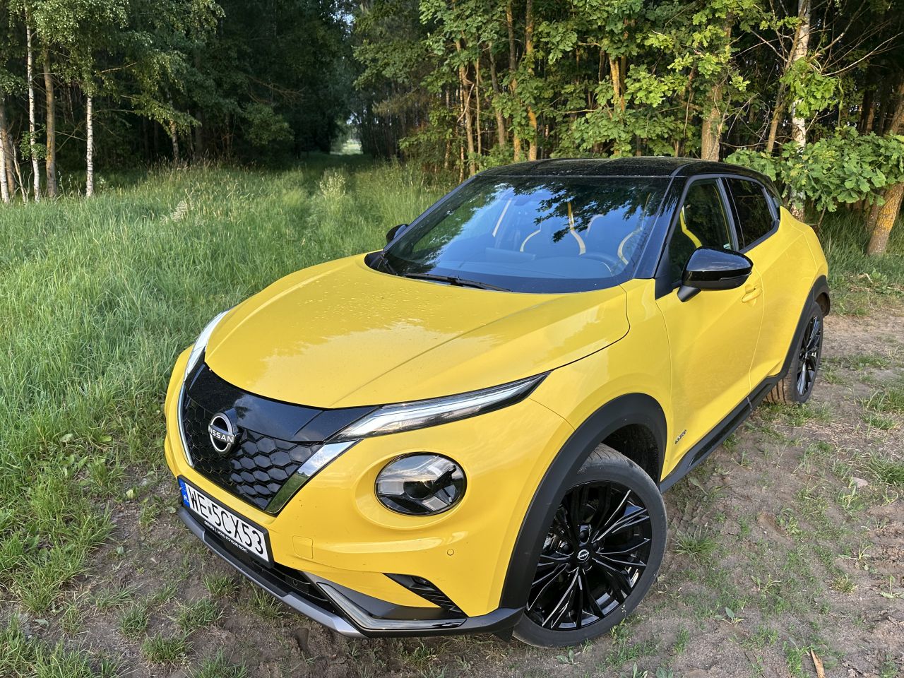 żółty Nissan Juke