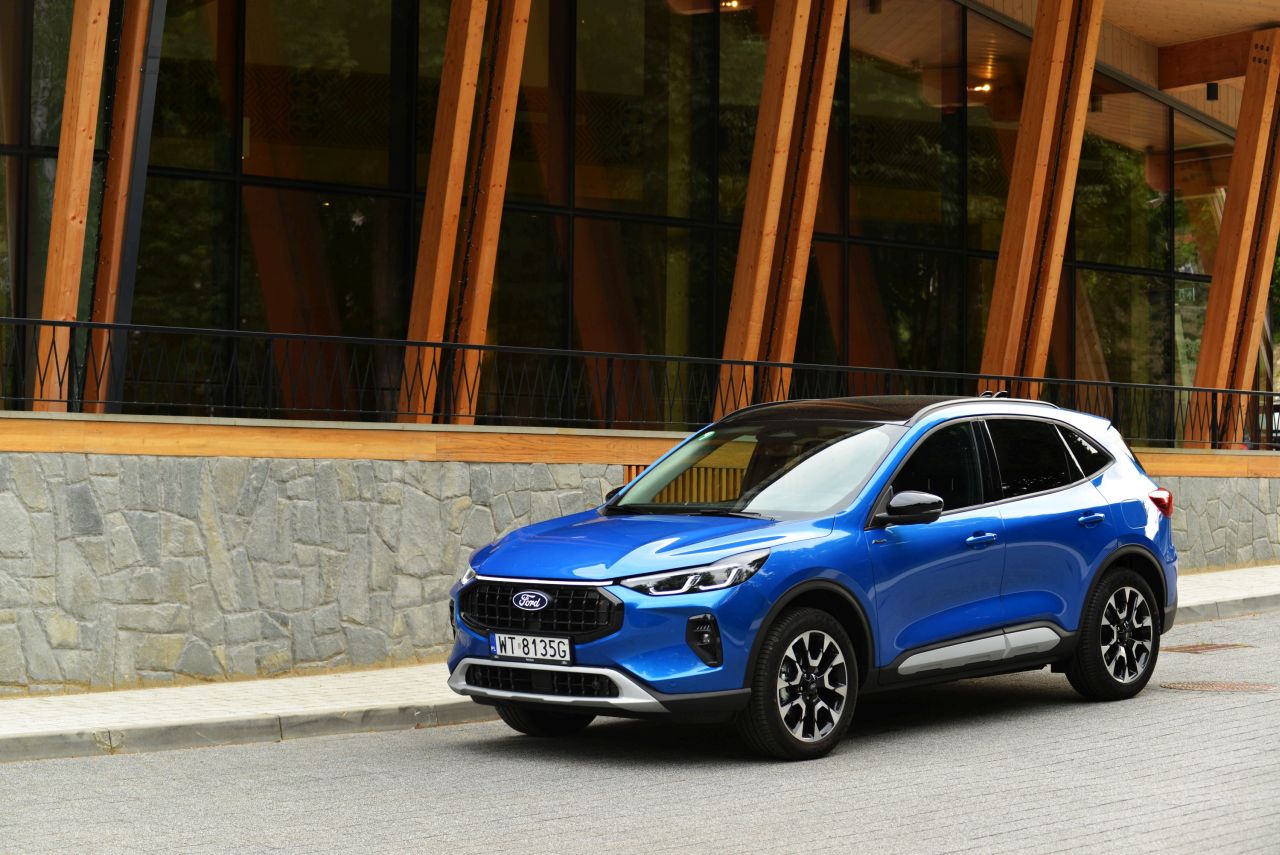 niebieski Ford Kuga 2024