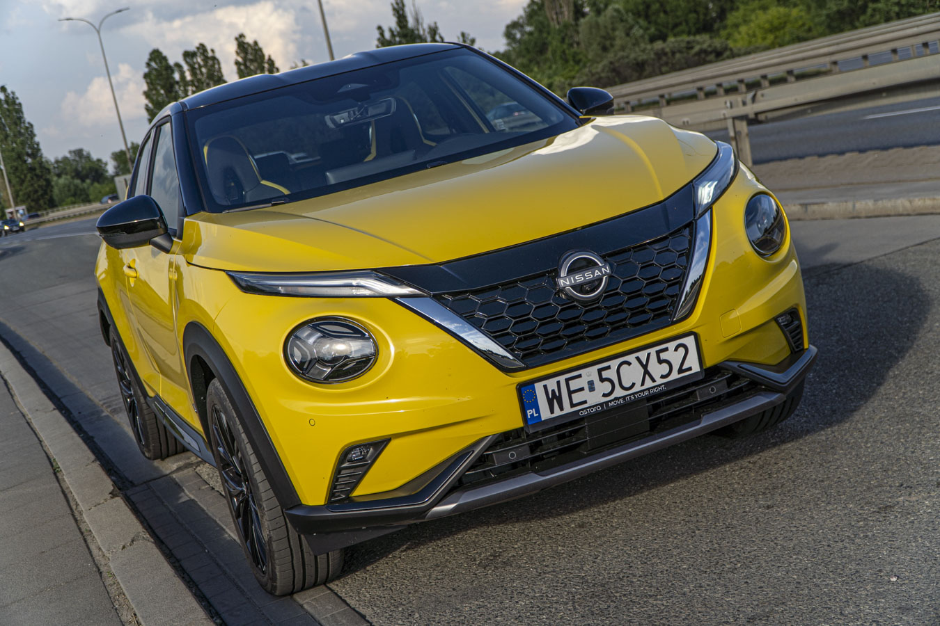 żółty Nissan Juke