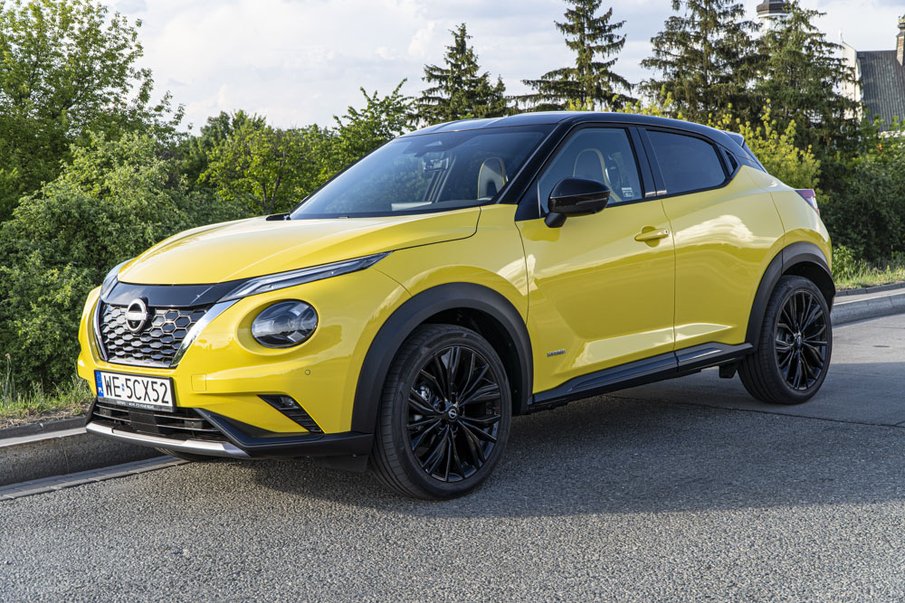 Żółty Nissan Juke zaparkowany na ulicy