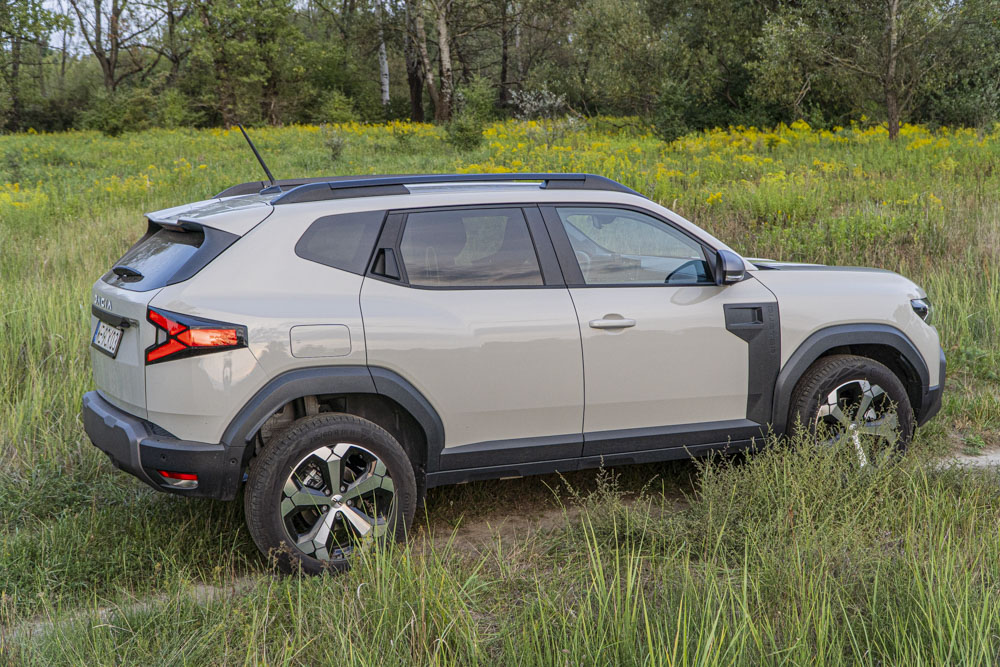 Nowa Dacia Duster w trawie