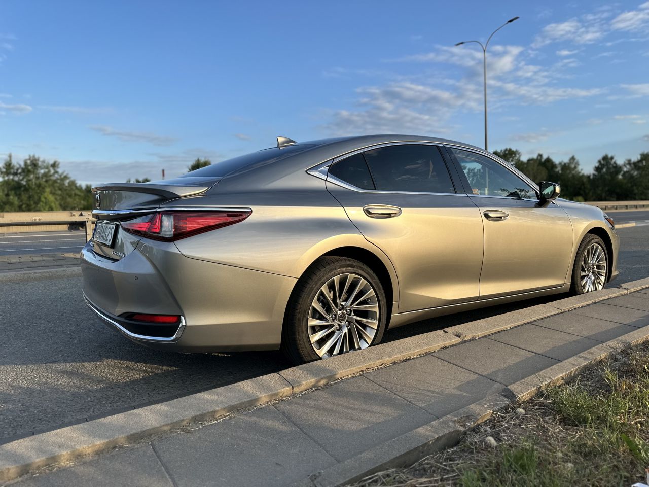 Lexus ES oświetlony zachodzącym słońcem