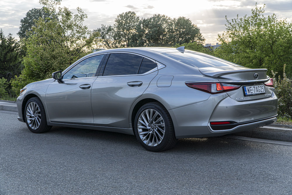 Lexus ES 300h na tle zachodzącego słońca