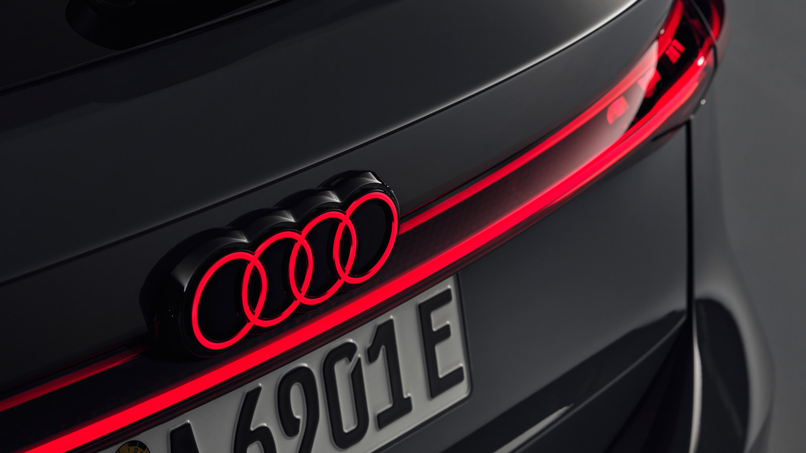 audi a6 e-tron podświetlane logo tył