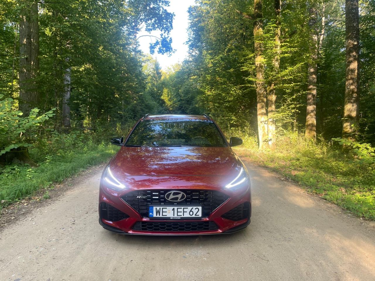 Hyundai i30 1.5 T-GDI 48V na leśnej drodze