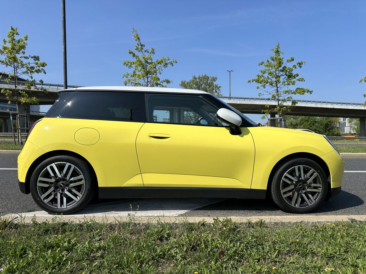 żółte Mini Cooper SE