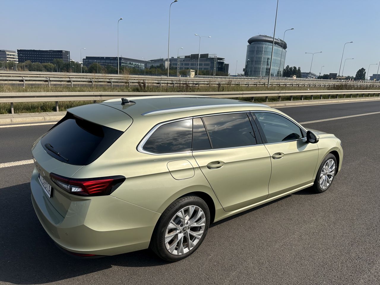 Skoda Superb iV 2024 stojąca na pustej drodze w mieście