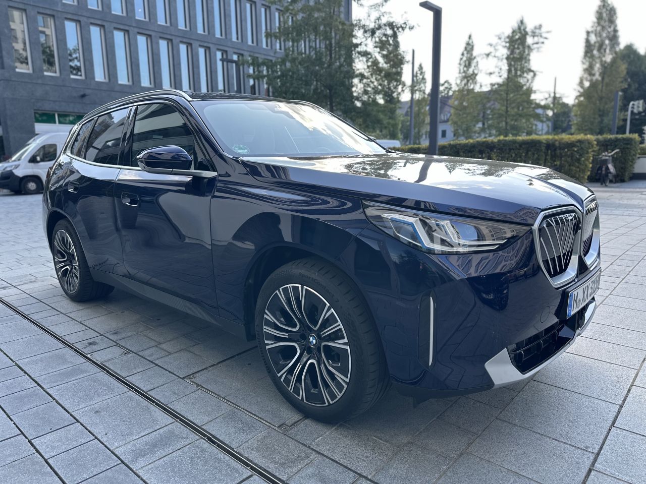 granatowe BMW X3 30 xDrive stojące pod biurowcem