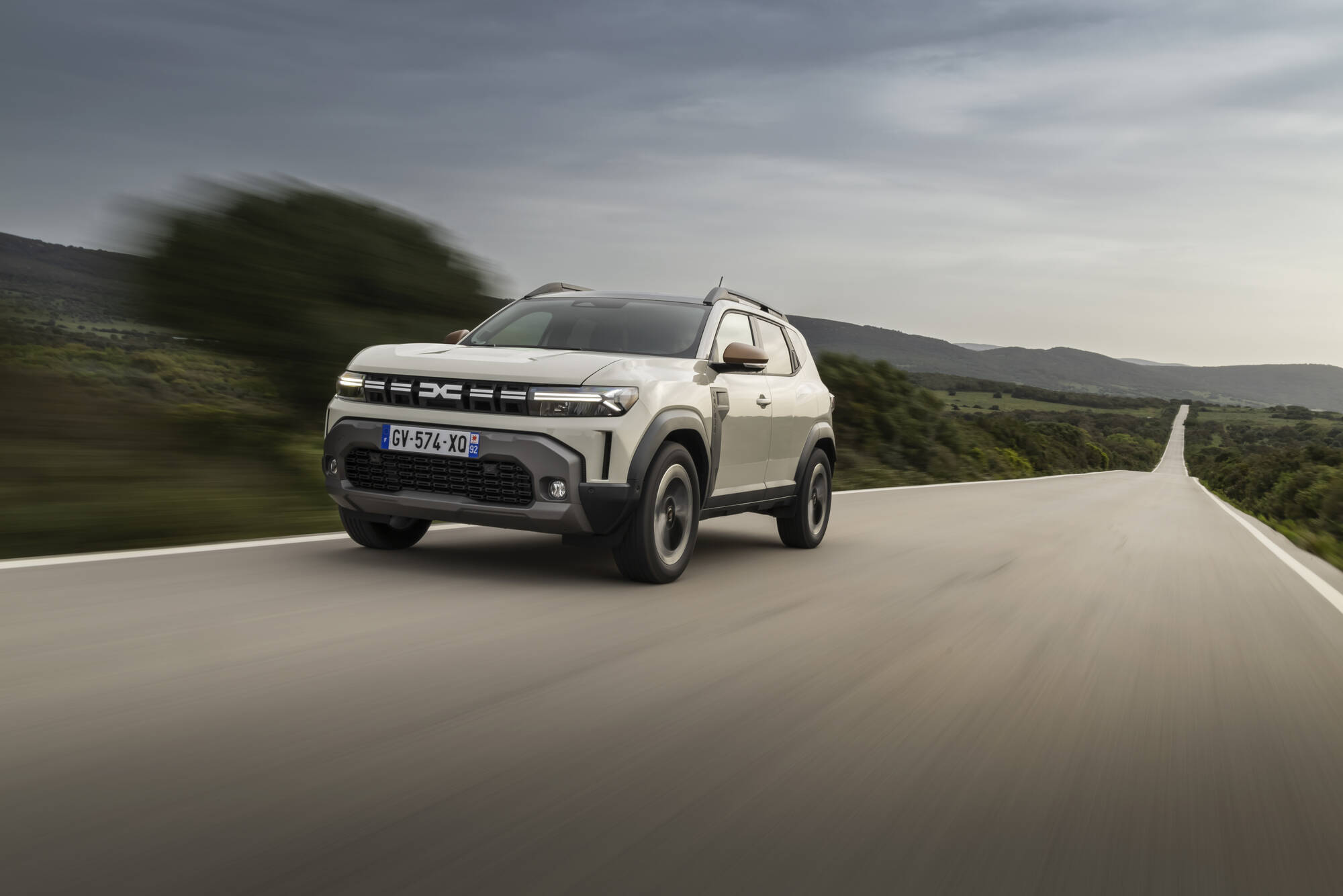 Dacia Duster 2024 jedzie po pustej drodze