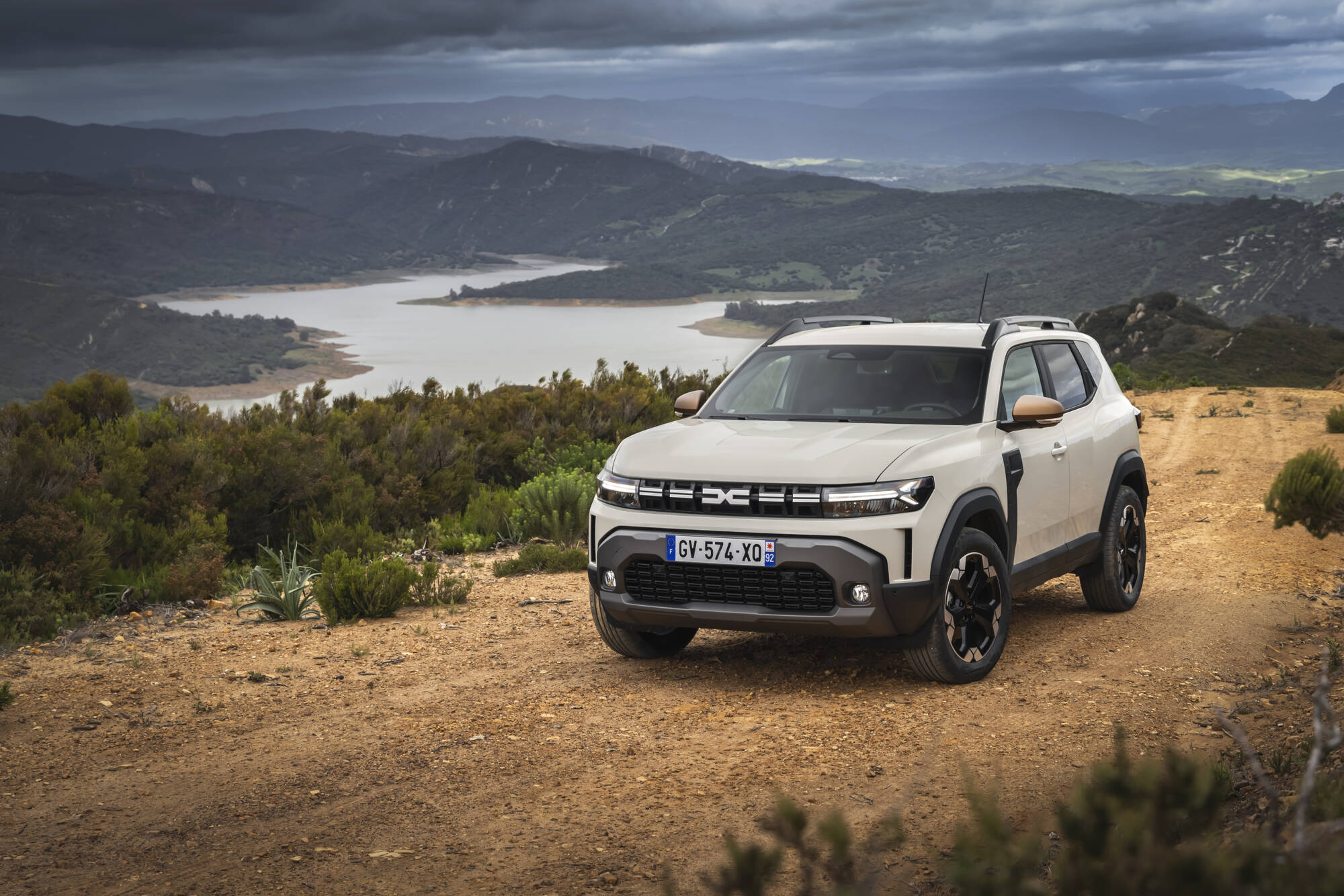 Dacia Duster stojąca na piaszczystej drodze