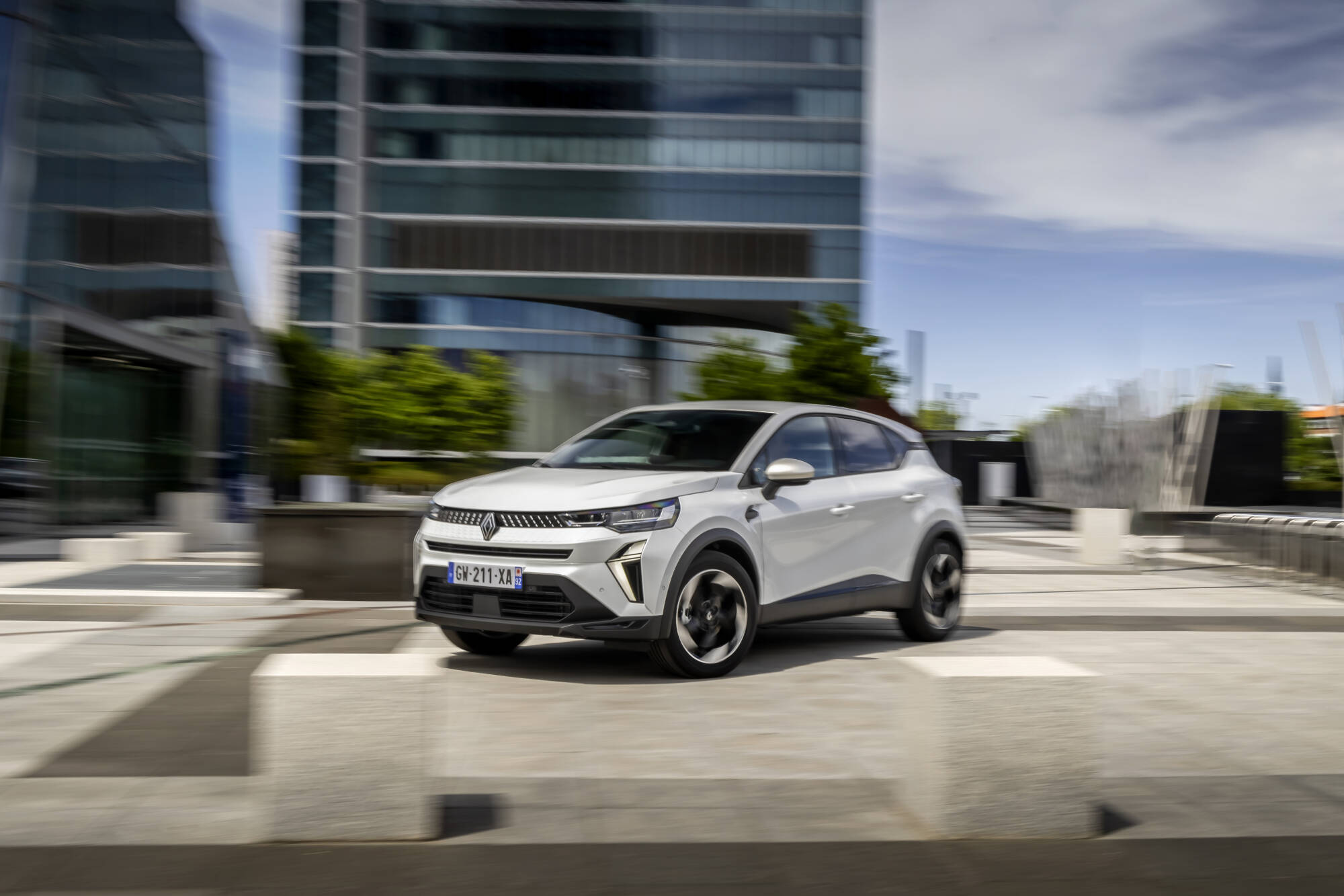 białe renault Captur e-tech full hybrid